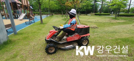 김천시 율곡동 안산공원, 서낭댕이 공원 외 잔디관리공사 1차 예초 작업_1
